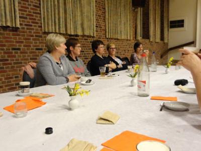 De kookcursisten koken voor de vrouwen  9 april 2016 (16)